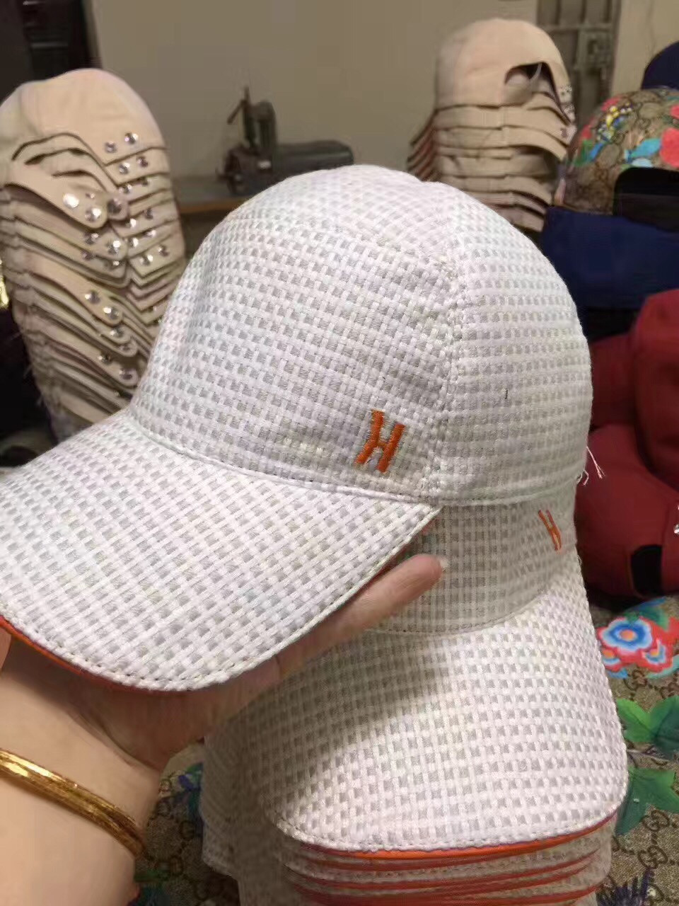 Mũ Nón Lưỡi Trai Nam Hermes Siêu Cấp MNHM0001 mu non luoi trai nam hermes mnhm0001 2 510x680 - Mũ Nón Lưỡi Trai Nam Hermes Siêu Cấp MNHM0001