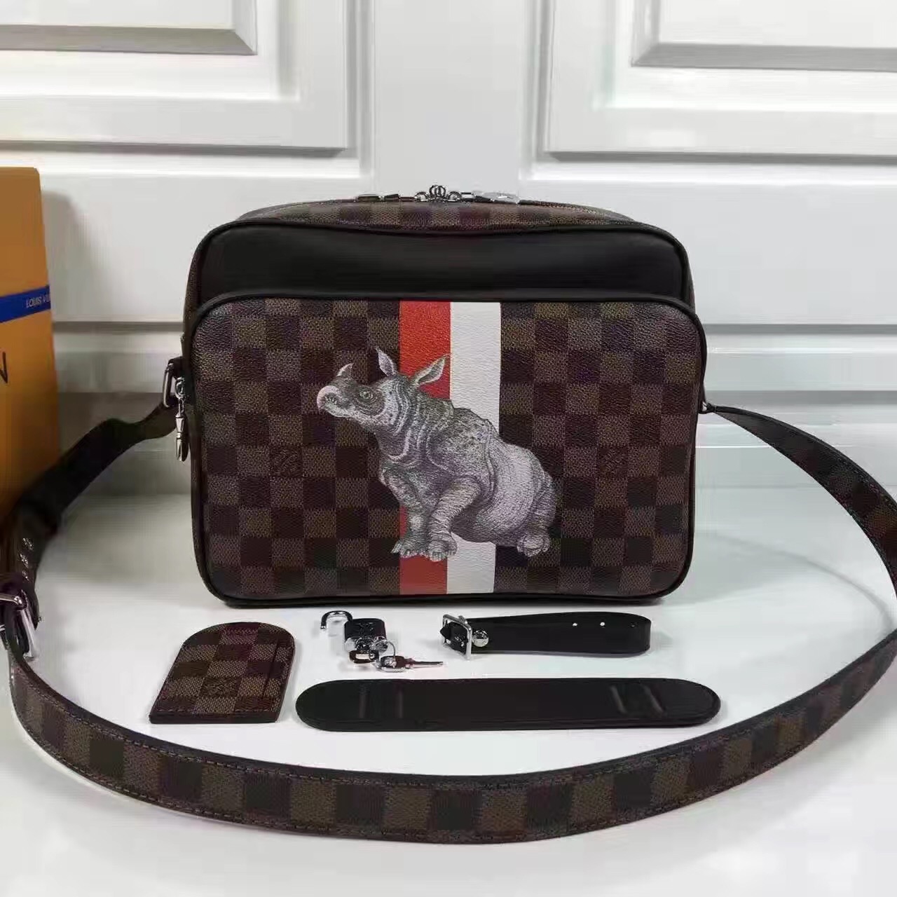 Túi Xách Nam Louis Vuitton Siêu Cấp TXNLV0044 tui xach Louis vuitton Damier canvas NIL PM bag N42704 txlv133 510x510 - Túi Xách Nam Louis Vuitton Siêu Cấp TXNLV0044