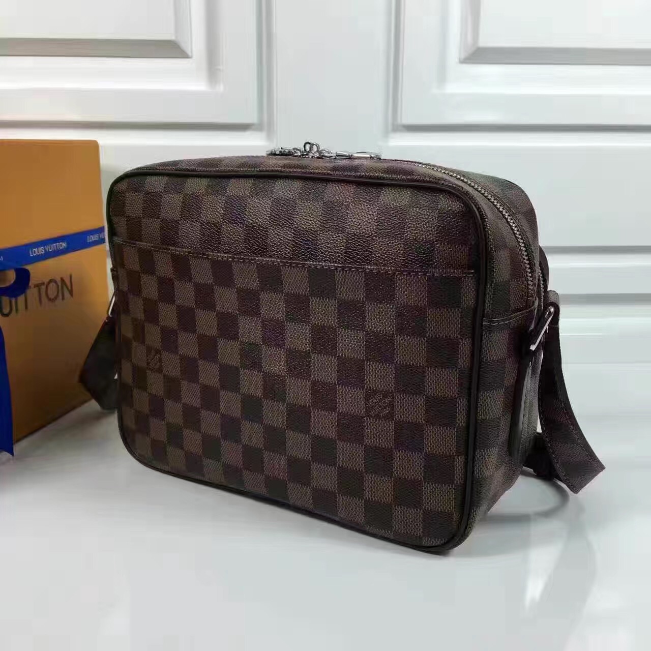 Túi Xách Nam Louis Vuitton Siêu Cấp TXNLV0044 tui xach Louis vuitton Damier canvas NIL PM bag N42704 txlv1332 510x510 - Túi Xách Nam Louis Vuitton Siêu Cấp TXNLV0044