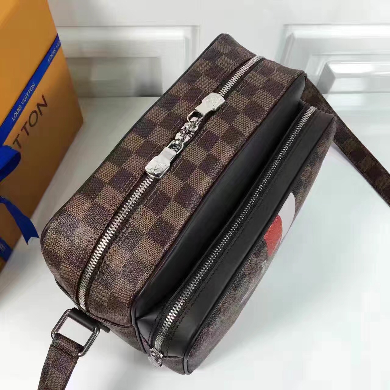 Túi Xách Nam Louis Vuitton Siêu Cấp TXNLV0044 tui xach Louis vuitton Damier canvas NIL PM bag N42704 txlv1333 510x510 - Túi Xách Nam Louis Vuitton Siêu Cấp TXNLV0044