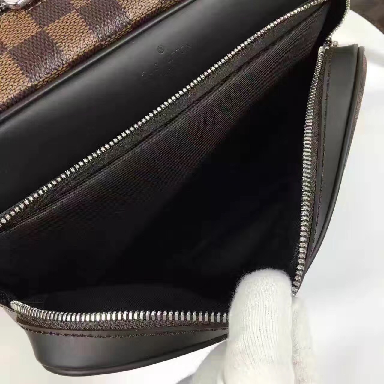 Túi Xách Nam Louis Vuitton Siêu Cấp TXNLV0044 tui xach Louis vuitton Damier canvas NIL PM bag N42704 txlv1335 510x510 - Túi Xách Nam Louis Vuitton Siêu Cấp TXNLV0044