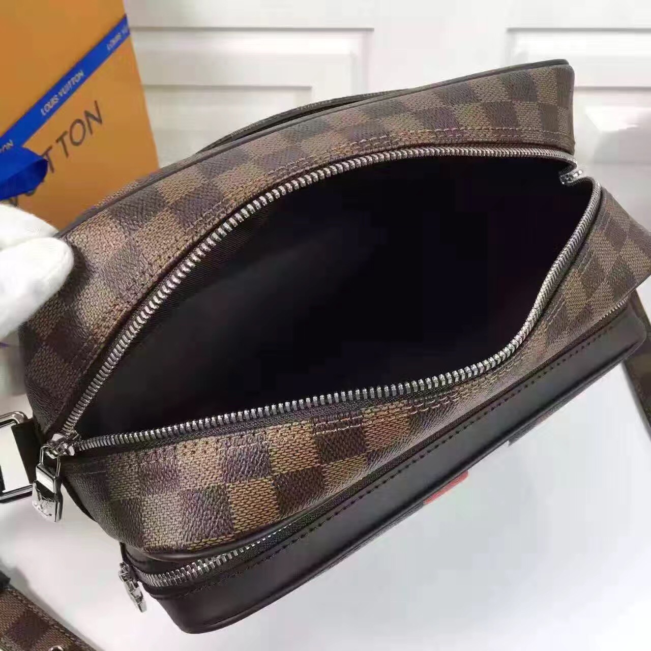Túi Xách Nam Louis Vuitton Siêu Cấp TXNLV0044 tui xach Louis vuitton Damier canvas NIL PM bag N42704 txlv1336 510x510 - Túi Xách Nam Louis Vuitton Siêu Cấp TXNLV0044