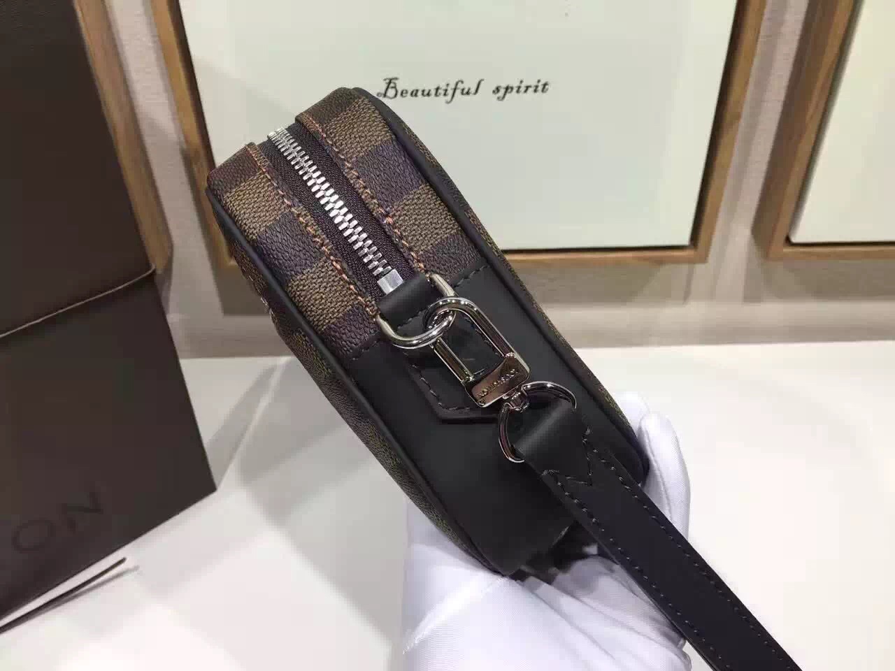 Túi Xách Nam Louis Vuitton Siêu Cấp TXNLV0046 tui xach Louis vuitton canvas Kasai Clutch mans bag N41663 txlv1612 510x383 - Túi Xách Nam Louis Vuitton Siêu Cấp TXNLV0046