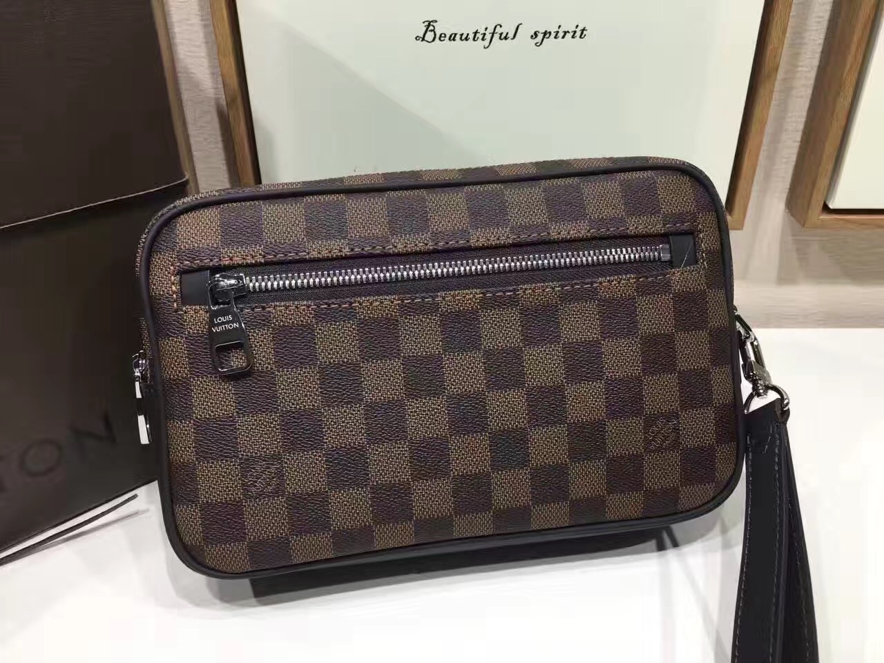 Túi Xách Nam Louis Vuitton Siêu Cấp TXNLV0046 tui xach Louis vuitton canvas Kasai Clutch mans bag N41663 txlv1614 510x383 - Túi Xách Nam Louis Vuitton Siêu Cấp TXNLV0046
