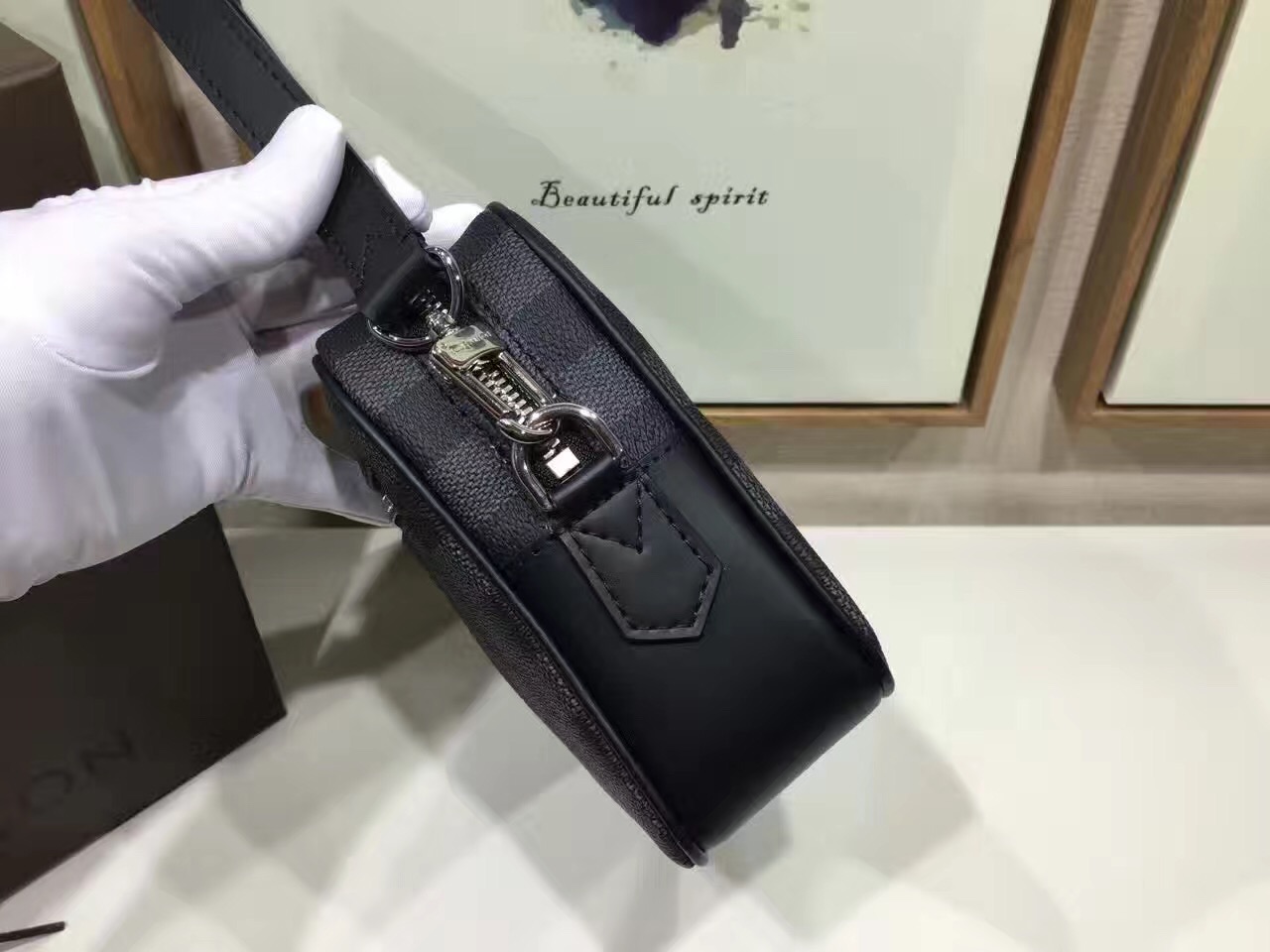 Túi Xách Nam Louis Vuitton Siêu Cấp TXNLV0047 tui xach Louis vuitton canvas Kasai Clutch mans bag N41664 txlv1622 510x383 - Túi Xách Nam Louis Vuitton Siêu Cấp TXNLV0047