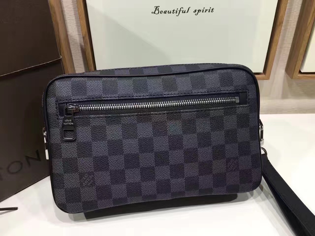 Túi Xách Nam Louis Vuitton Siêu Cấp TXNLV0047 tui xach Louis vuitton canvas Kasai Clutch mans bag N41664 txlv1624 510x383 - Túi Xách Nam Louis Vuitton Siêu Cấp TXNLV0047