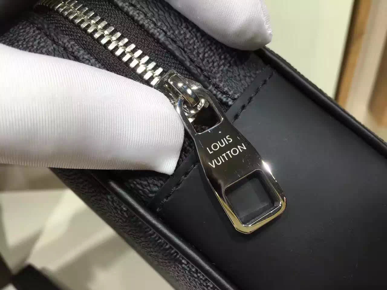 Túi Xách Nam Louis Vuitton Siêu Cấp TXNLV0047 tui xach Louis vuitton canvas Kasai Clutch mans bag N41664 txlv1626 510x383 - Túi Xách Nam Louis Vuitton Siêu Cấp TXNLV0047