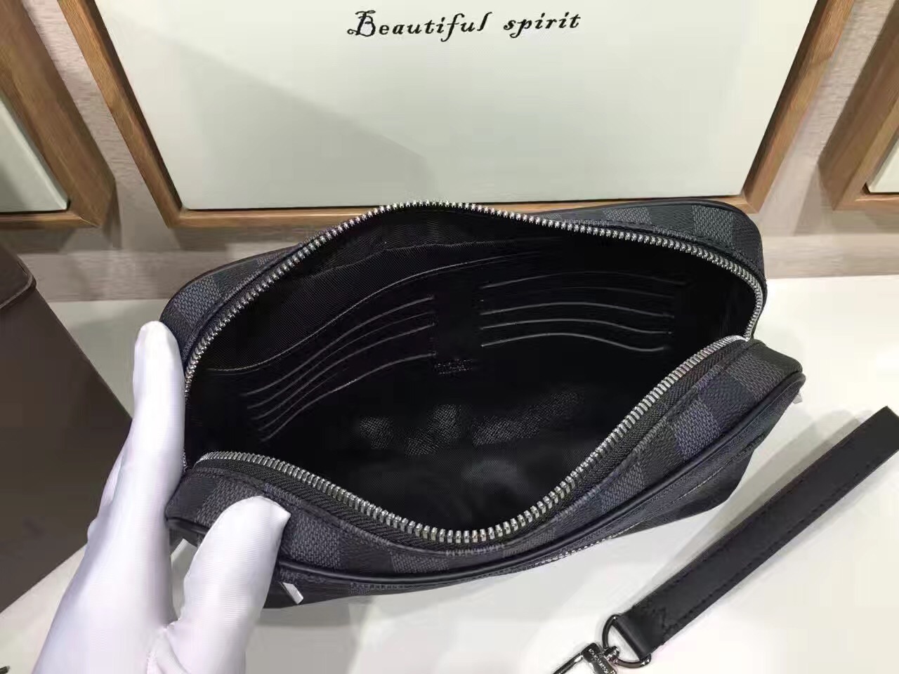 Túi Xách Nam Louis Vuitton Siêu Cấp TXNLV0047 tui xach Louis vuitton canvas Kasai Clutch mans bag N41664 txlv1627 510x383 - Túi Xách Nam Louis Vuitton Siêu Cấp TXNLV0047