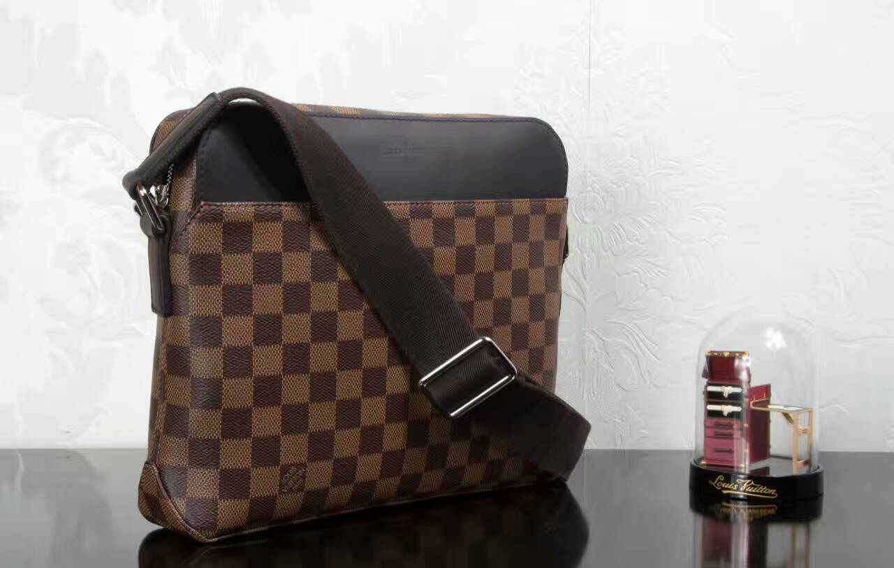 Túi Xách Nam Louis Vuitton Siêu Cấp TXNLV0040 tui xach Louis vuitton damier ebene jake messenger N41568 txlv0541 510x324 - Túi Xách Nam Louis Vuitton Siêu Cấp TXNLV0040