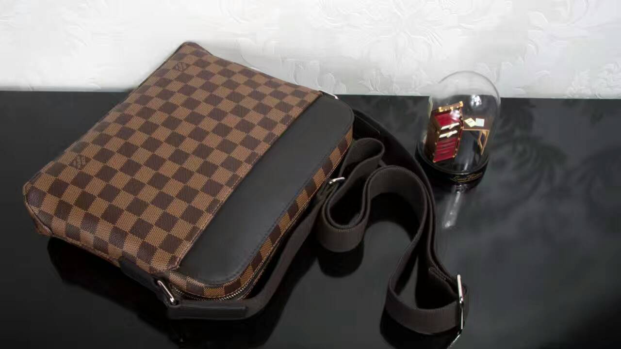 Túi Xách Nam Louis Vuitton Siêu Cấp TXNLV0040 tui xach Louis vuitton damier ebene jake messenger N41568 txlv0544 510x287 - Túi Xách Nam Louis Vuitton Siêu Cấp TXNLV0040