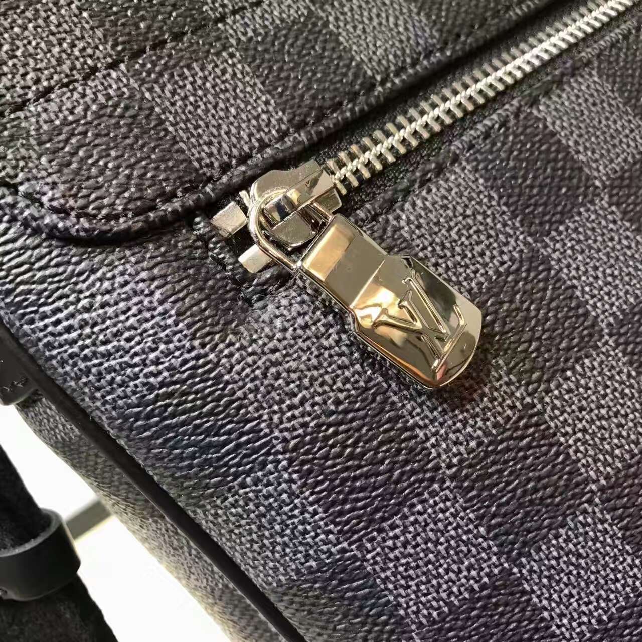 Túi Xách Nam Louis Vuitton Siêu Cấp TXNLV0043 tui xach Louis vuitton damier graphite district Pm N41030 txlv1144 510x510 - Túi Xách Nam Louis Vuitton Siêu Cấp TXNLV0043