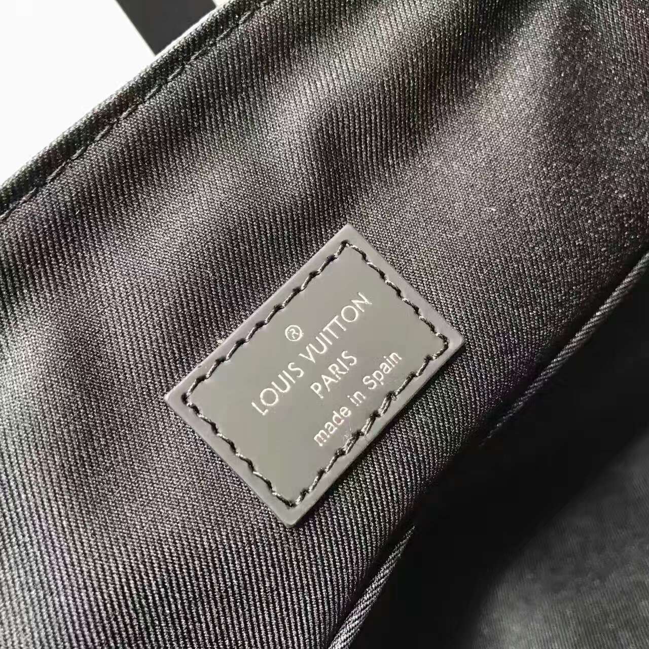 Túi Xách Nam Louis Vuitton Siêu Cấp TXNLV0043 tui xach Louis vuitton damier graphite district Pm N41030 txlv1146 510x510 - Túi Xách Nam Louis Vuitton Siêu Cấp TXNLV0043