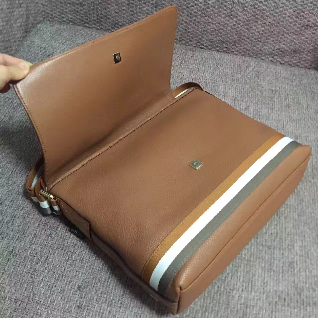 Túi Xách Nam Gucci TXNGC0002 tui xach nam gucci txngc0002 6 510x510 - Túi Xách Nam Gucci TXNGC0002