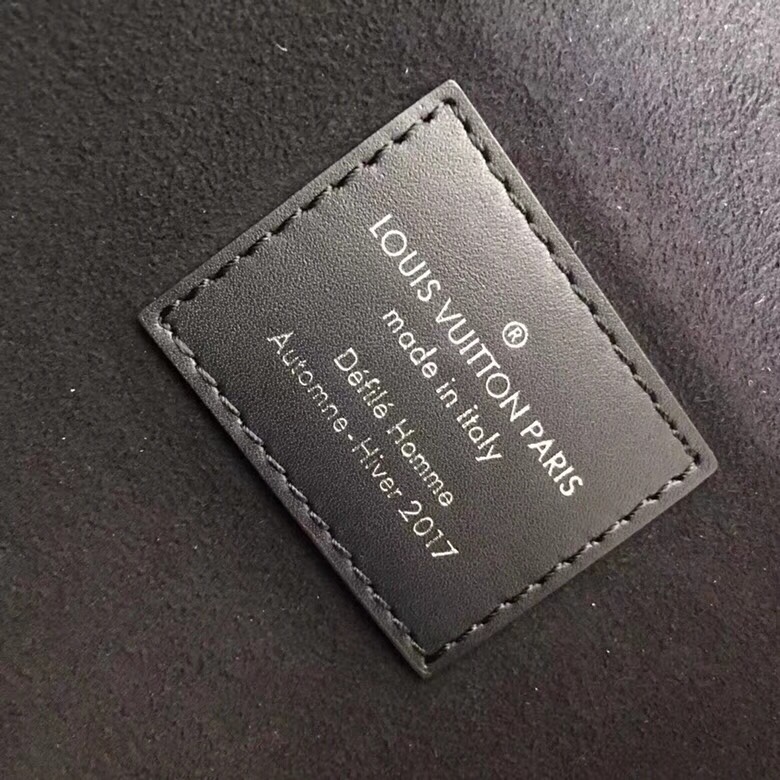 Túi Xách Nam Louis Vuitton Siêu Cấp TXNLV0063 z1062456327571 66ebdd291ecb8fe3119540becfbee843 510x510 - Túi Xách Nam Louis Vuitton Siêu Cấp TXNLV0063