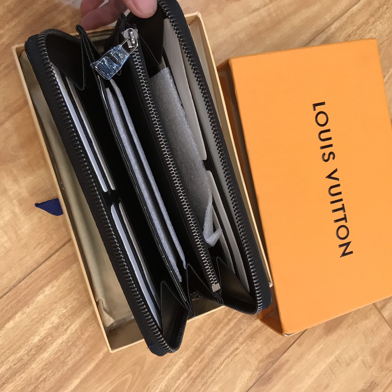 Ví Nam Louis Vuitton Siêu Cấp MSLV0085 6b4bd0aad8ac3ff266bd 510x510 - Ví Nam Louis Vuitton Siêu Cấp MSLV0085