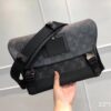 686f9140a77a5a24036b 100x100 - Túi xách nam Louis Vuitton Siêu Cấp TXNLV1136