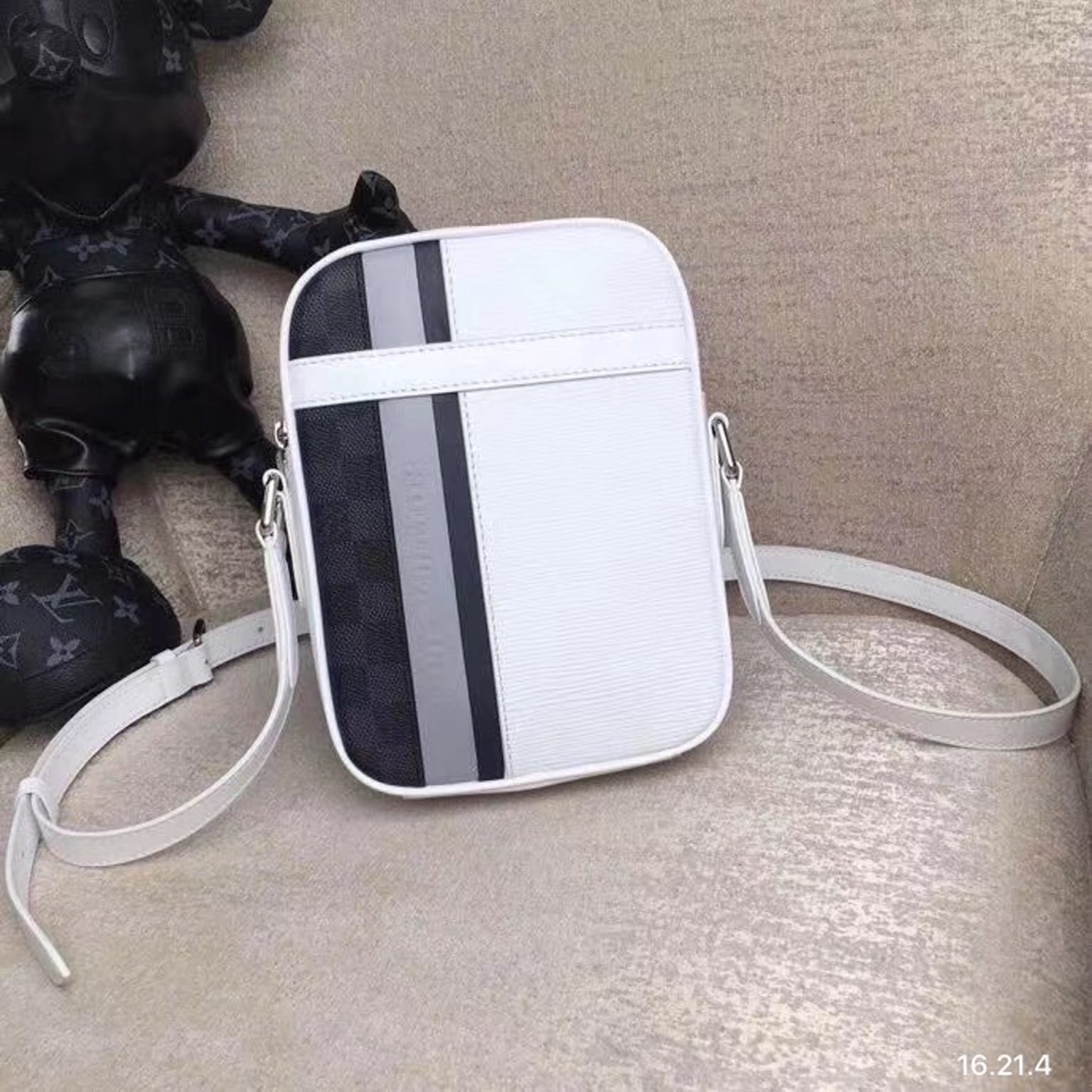 177689f717a4e8fab1b5 1536x1536 - Túi xách nam LV Siêu Cấp TXNLV1291