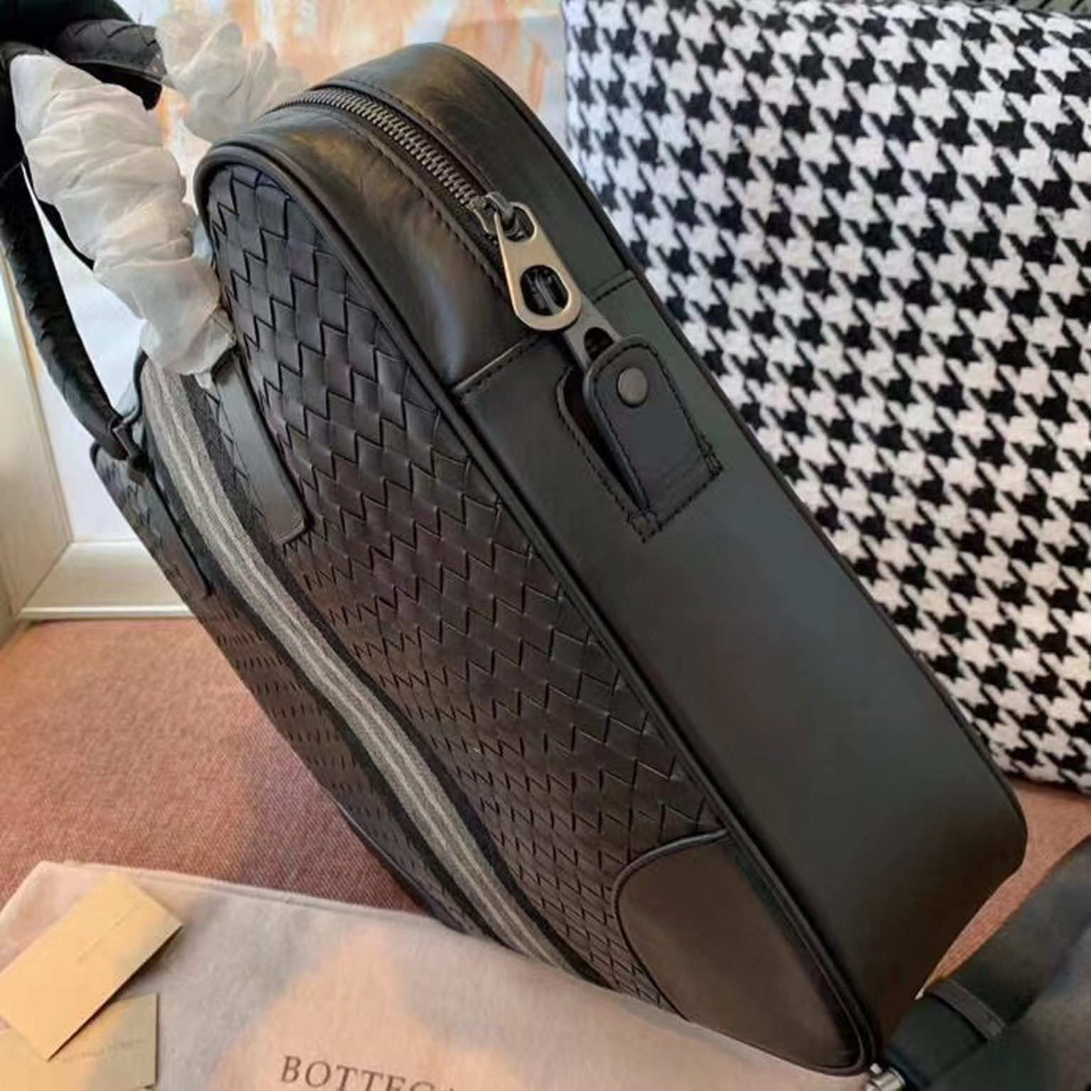 dc7ae4487b1b8445dd0a 1536x1536 - Túi xách nam Bottega Veneta Siêu Cấp TXNSC1290
