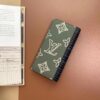 z2093873122733 a4de5ed8308bbc413d89ed015934be3d 100x100 - Ví nam Louis Vuitton Siêu Cấp VNSC1358