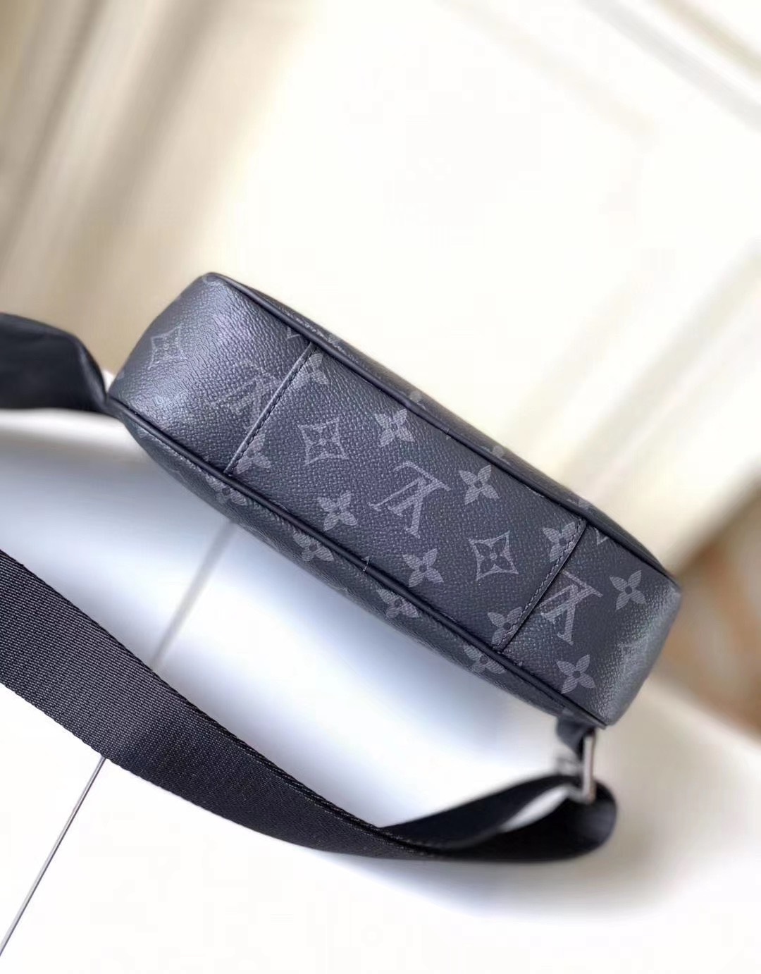 Túi xách nam Louis Vuitton Siêu cấp TXNSC1388 z2132855565620 40c87336777c99ff9f22800c7b1e53ea 510x653 - Túi xách nam Louis Vuitton Siêu cấp TXNSC1388