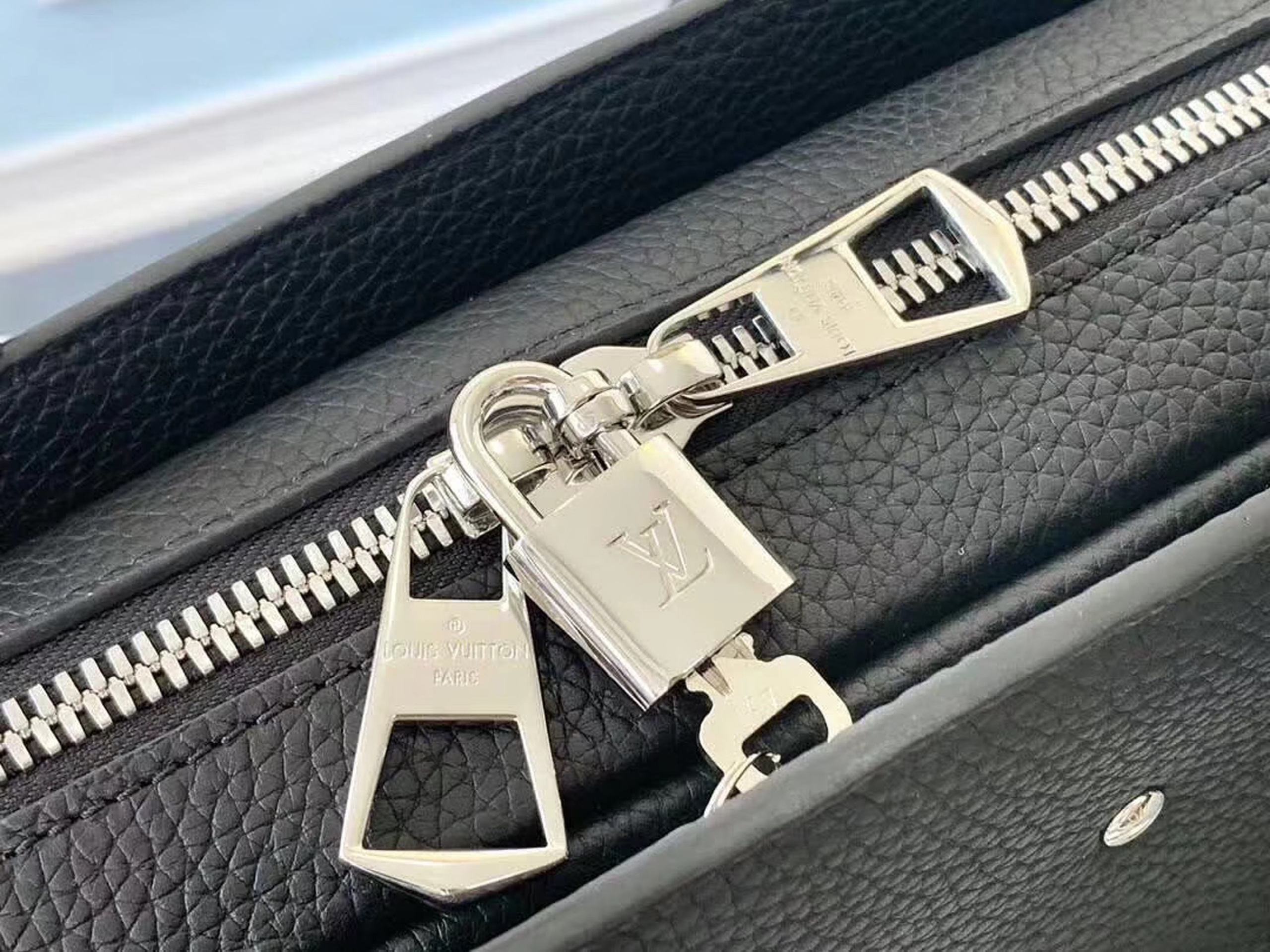 Túi xách nam Louis Vuitton Siêu cấp TXNSC1415 z2160458130388 d8e36b082b08bfced5b1f6d7a0f7099f 510x383 - Túi xách nam Louis Vuitton Siêu cấp TXNSC1415