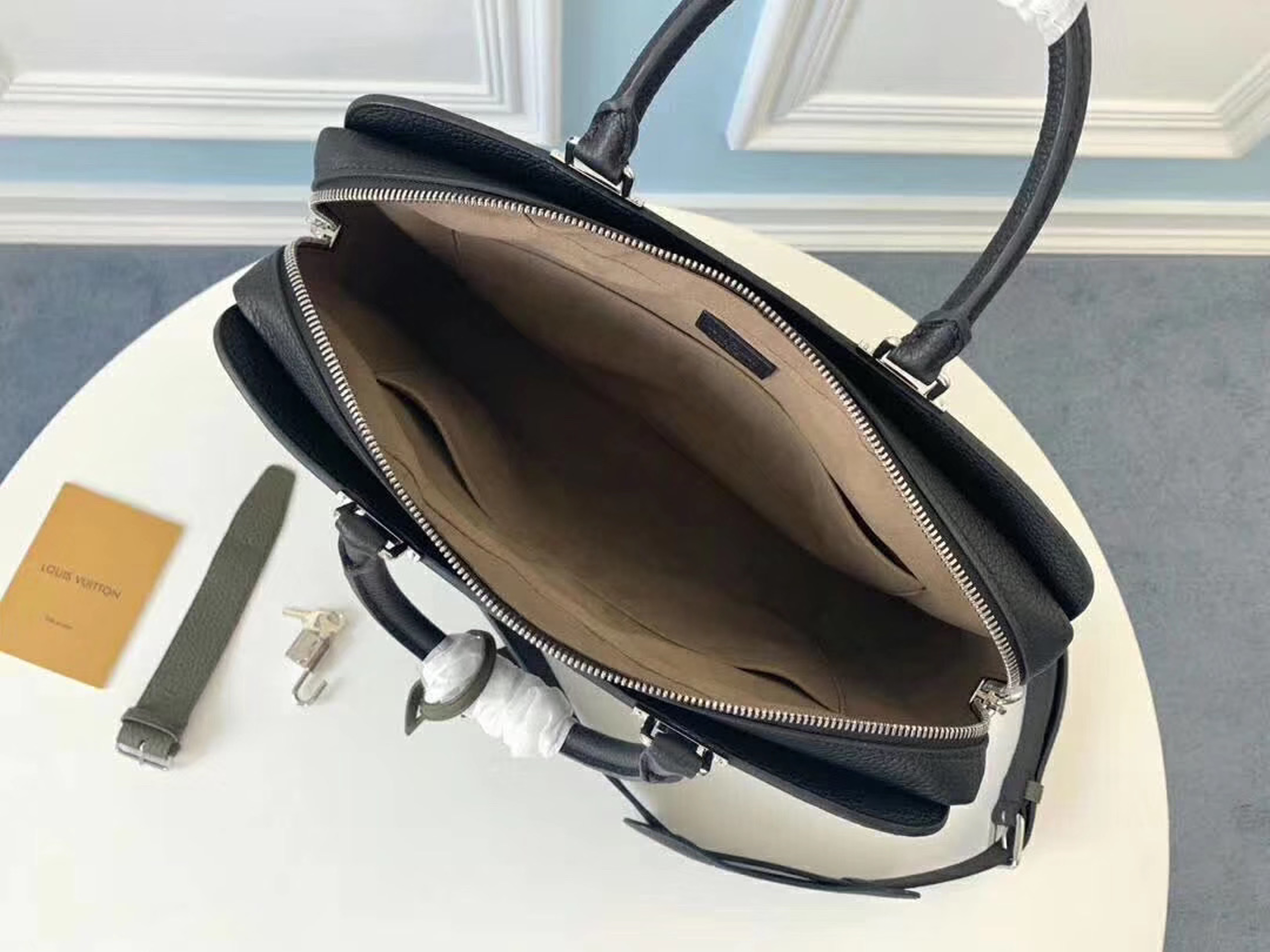 Túi xách nam Louis Vuitton Siêu cấp TXNSC1415 z2160458160494 21f25cd84c2167a854e38f2b79a91f58 510x383 - Túi xách nam Louis Vuitton Siêu cấp TXNSC1415