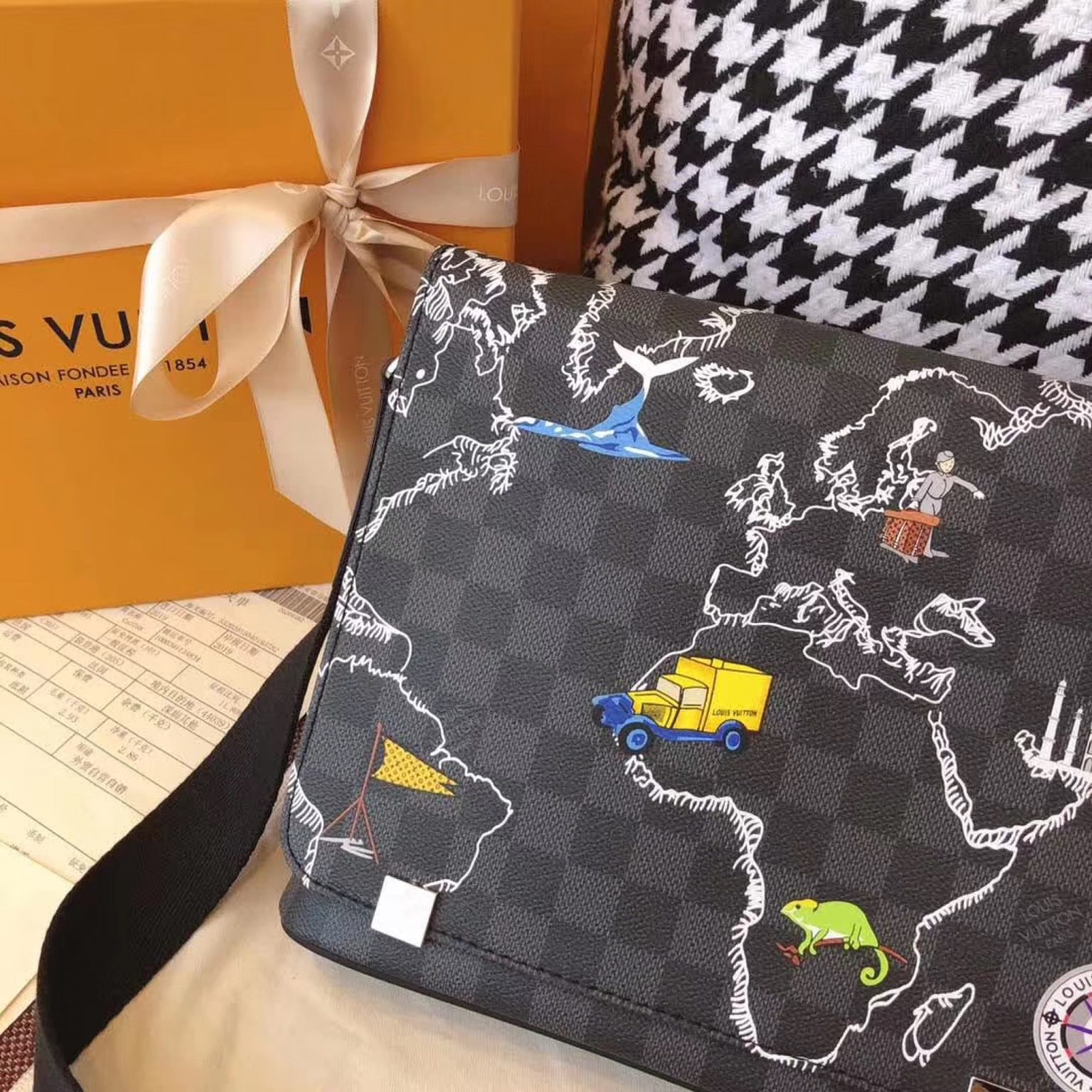 z2160505435565 518e8c5e7f624f0a5031b53786ee75ef 1536x1536 - Túi xách nam Louis Vuitton Siêu cấp TXNSC1416