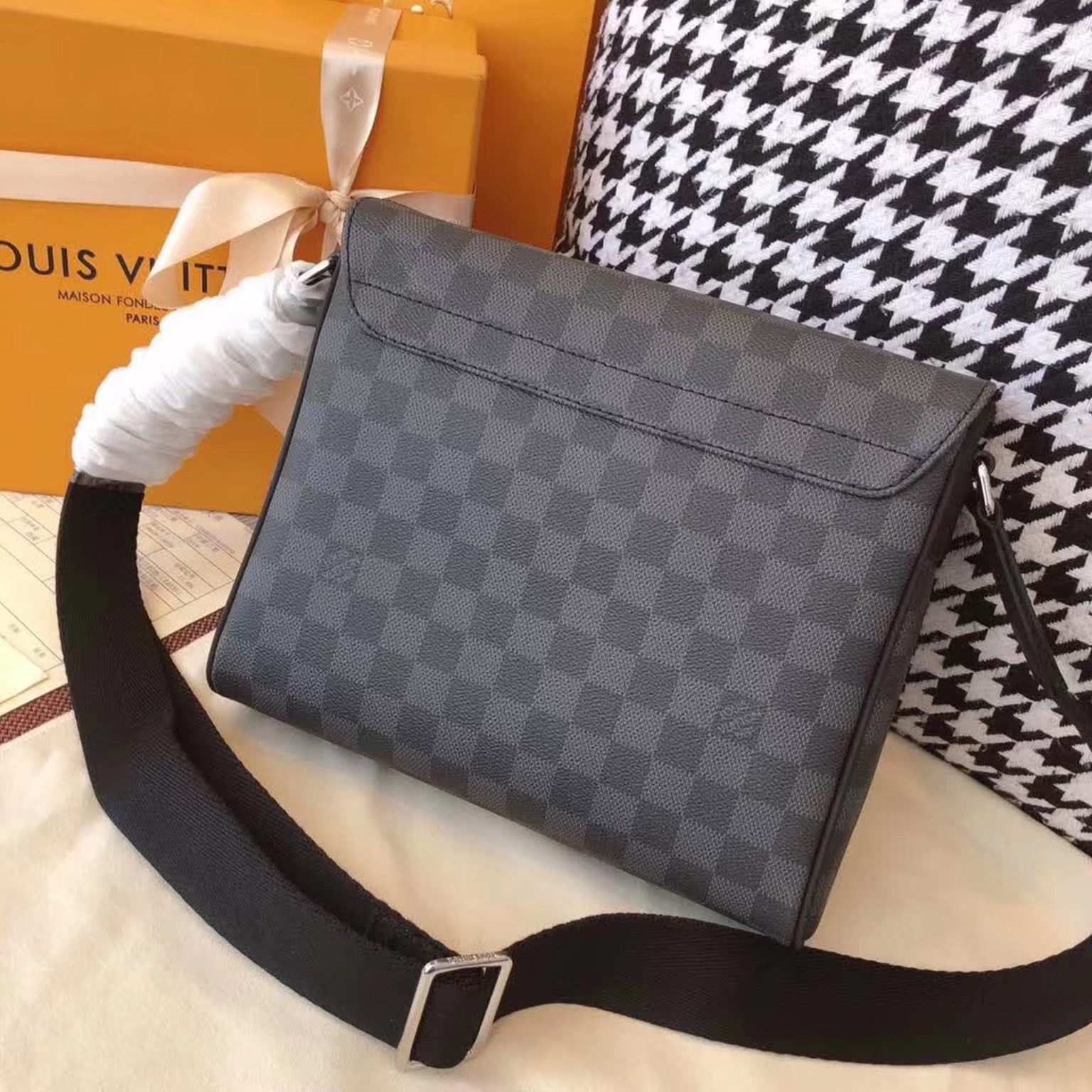 z2160505518334 93e39b77163ee20de14d9005bddf50b1 1536x1536 - Túi xách nam Louis Vuitton Siêu cấp TXNSC1416