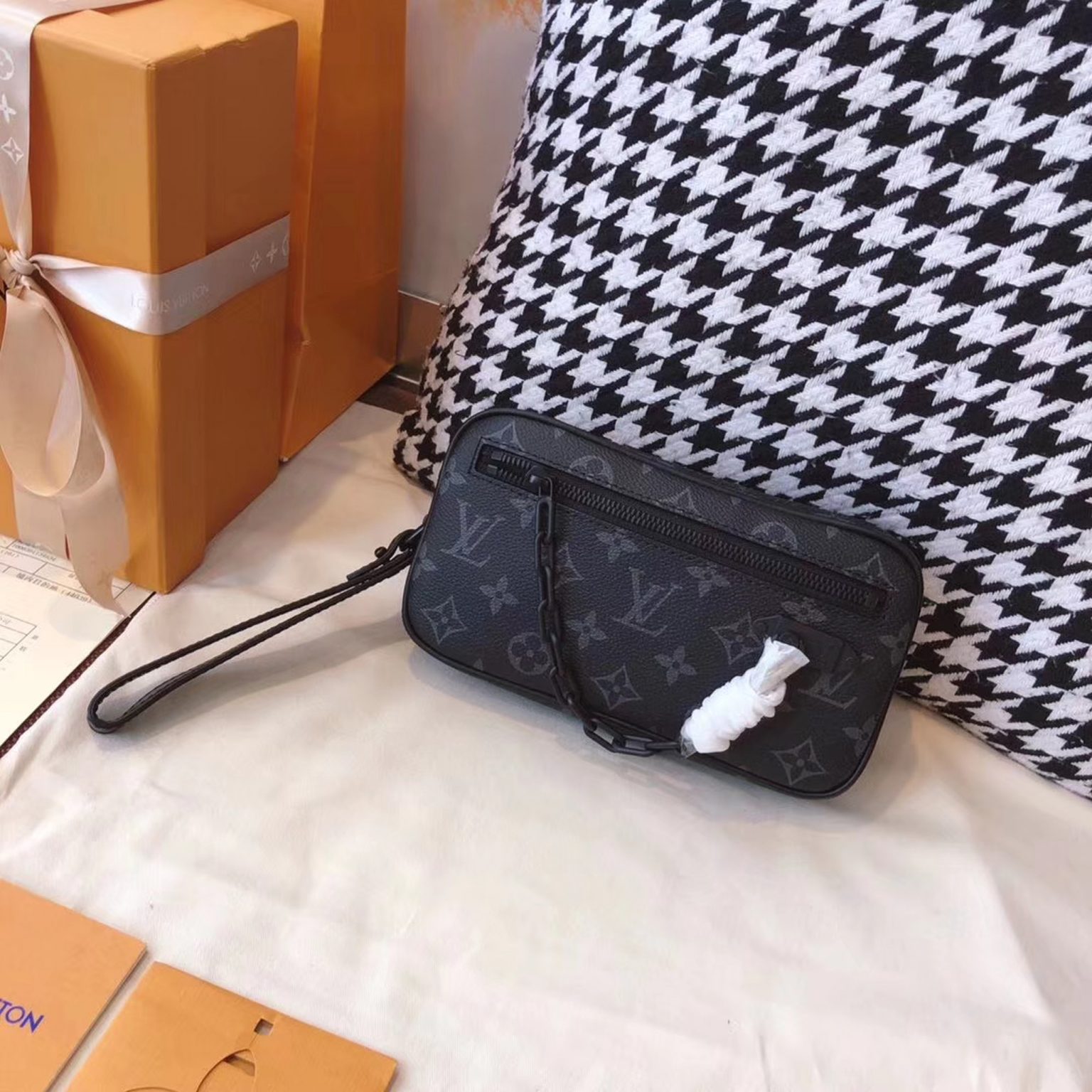 z2160505953212 e6c66cb0023eafee866fb63ec9f7469e 1536x1536 - Ví nam Louis Vuitton Siêu cấp VNSC1417