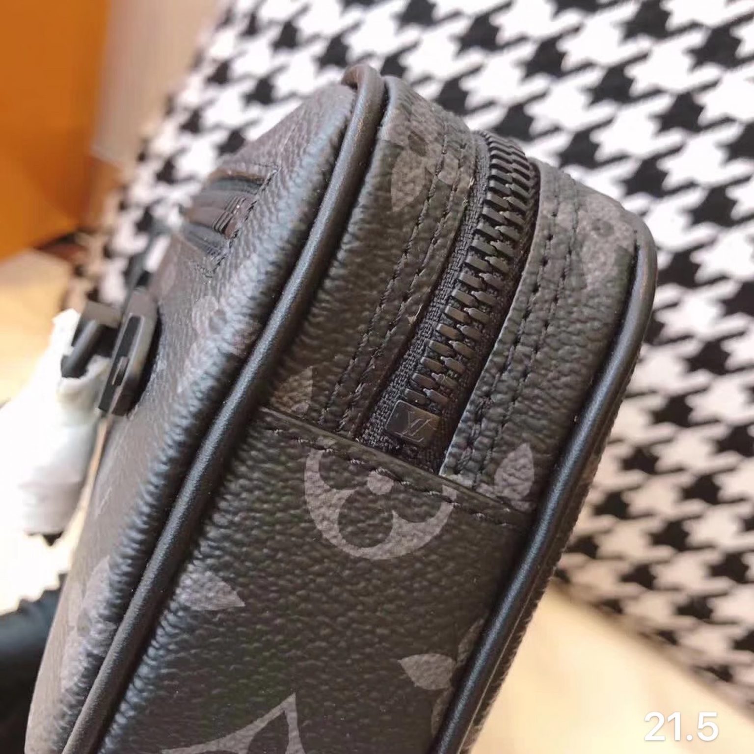 z2160506002096 a38a4fa73ce6947bfb2be49389f6c07e 1536x1536 - Ví nam Louis Vuitton Siêu cấp VNSC1417