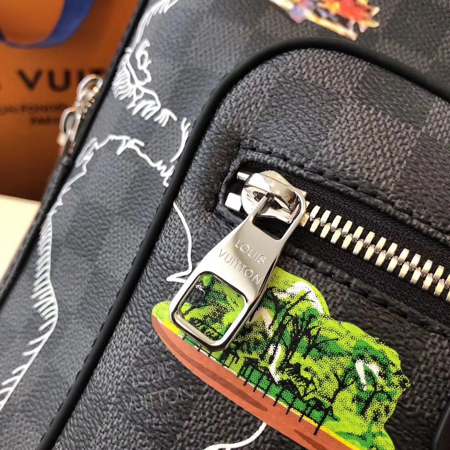 z2160506617902 1a0661ed97de109fb66f01a0b85fd9f1 1536x1536 - Túi xách nam Louis Vuitton Siêu cấp TXNSC1418