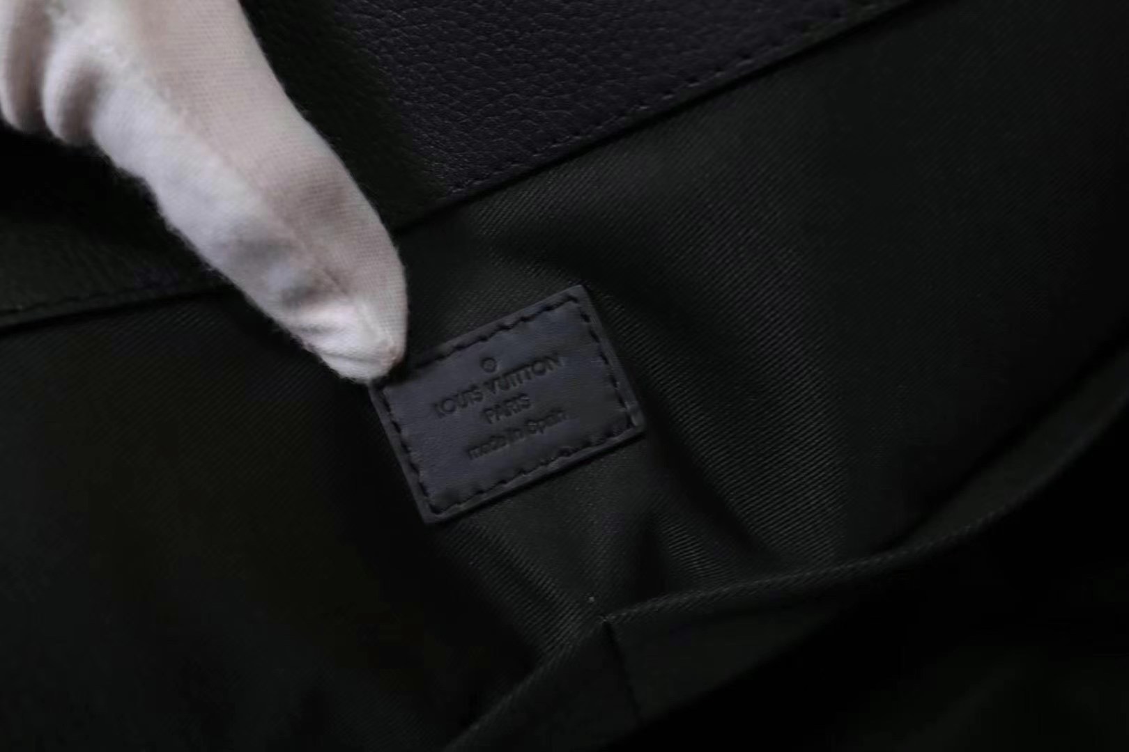 Túi xách nam Louis Vuitton siêu cấp TXSC1647 z2406348894584 d418b1c511acfa74ed64d50326b648c6 510x340 - Túi xách nam Louis Vuitton siêu cấp TXSC1647