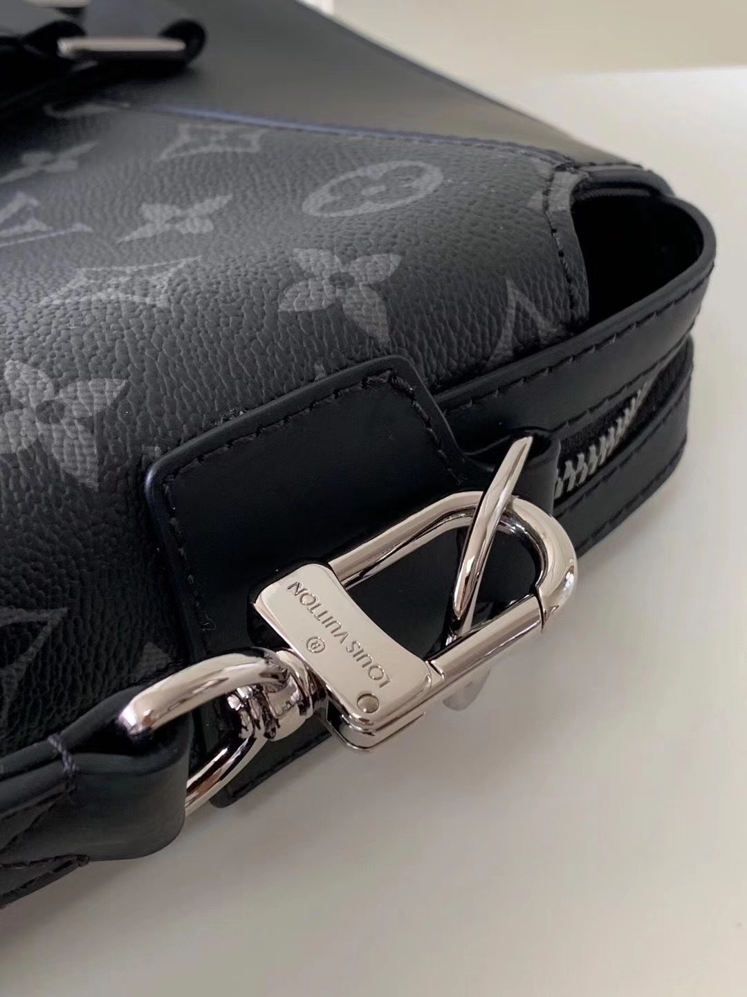 Túi xách nam Louis Vuitton siêu cấp TXSC1735 z2575407502897 8cc8688d02539a566f10f5b809f106b6 510x680 - Túi xách nam Louis Vuitton siêu cấp TXSC1735