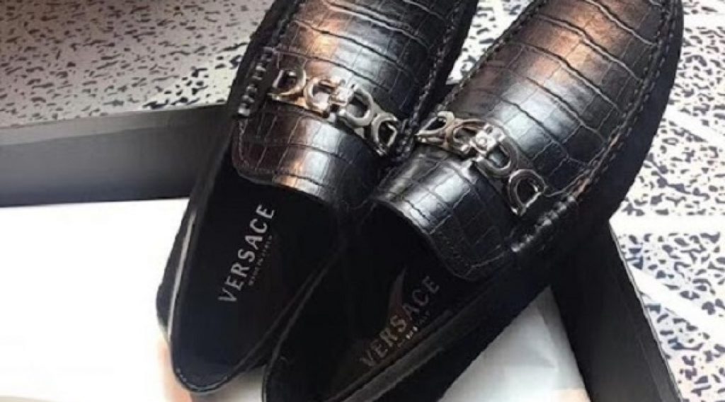 Phân biệt giày Versace chính hãng với giày Versace siêu cấp