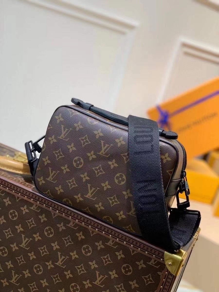 Túi xách nam Louis Vuitton siêu cấp TXSC1738 z2604667238358 4ee05b858163279820271e1d83aa2a18 510x680 - Túi xách nam Louis Vuitton siêu cấp TXSC1738