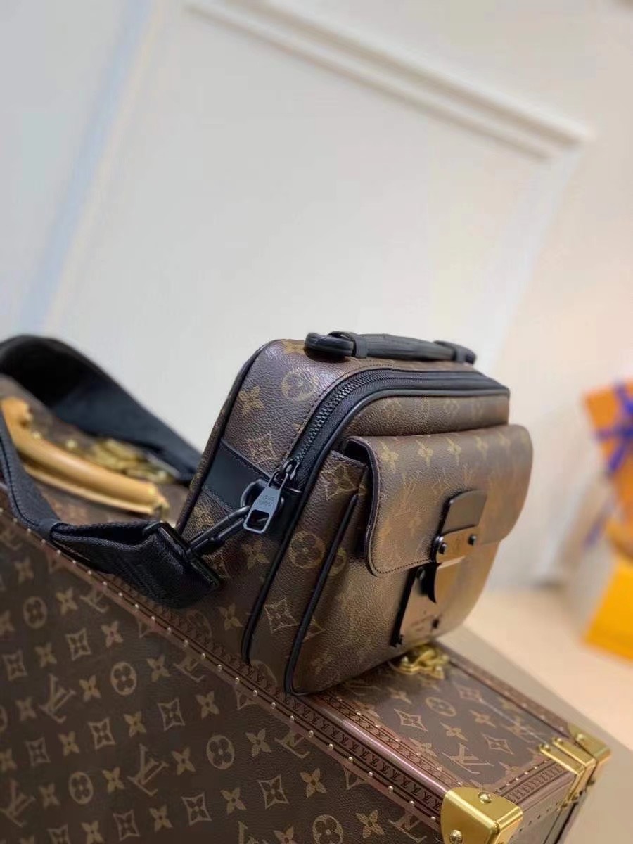 Túi xách nam Louis Vuitton siêu cấp TXSC1738 z2604667241258 49dbb789e64882a2d33b1a59d1fa4551 510x680 - Túi xách nam Louis Vuitton siêu cấp TXSC1738