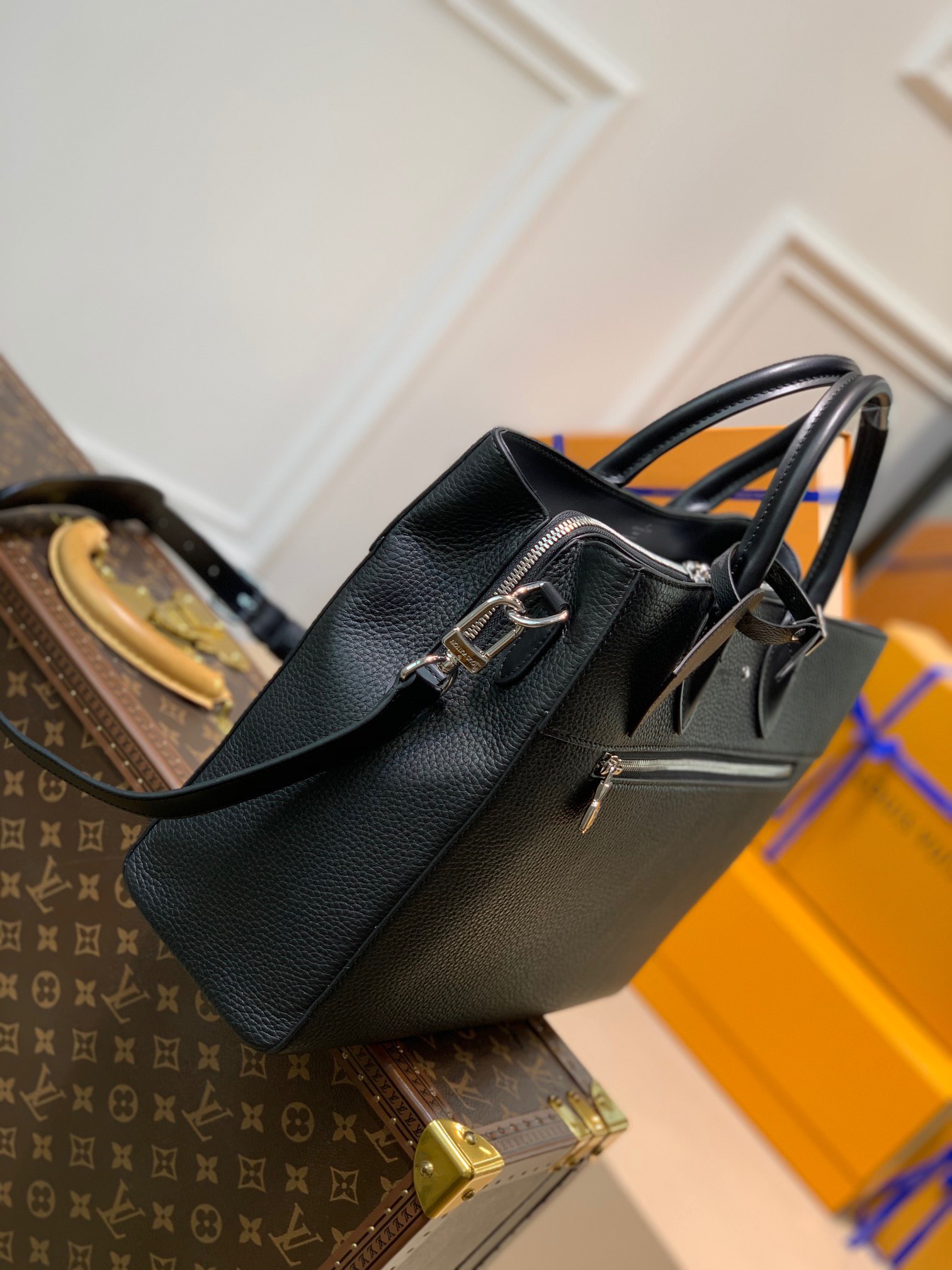 Túi xách nam Louis Vuitton siêu cấp TXSC1782 z2711264099718 6ff6de54c4cf1c572b2c4816c4d60815 510x680 - Túi xách nam Louis Vuitton siêu cấp TXSC1782