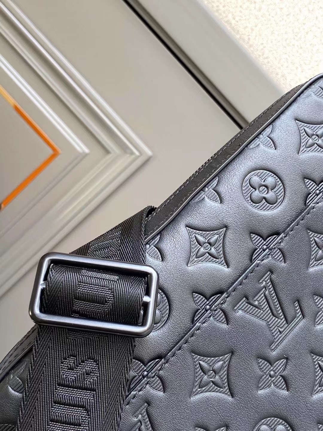 Túi xách nam Louis Vuitton siêu cấp TXSC1867 z2832587608329 c182213d6ce8ff502c0f77003a4f6e9f 510x680 - Túi xách nam Louis Vuitton siêu cấp TXSC1867