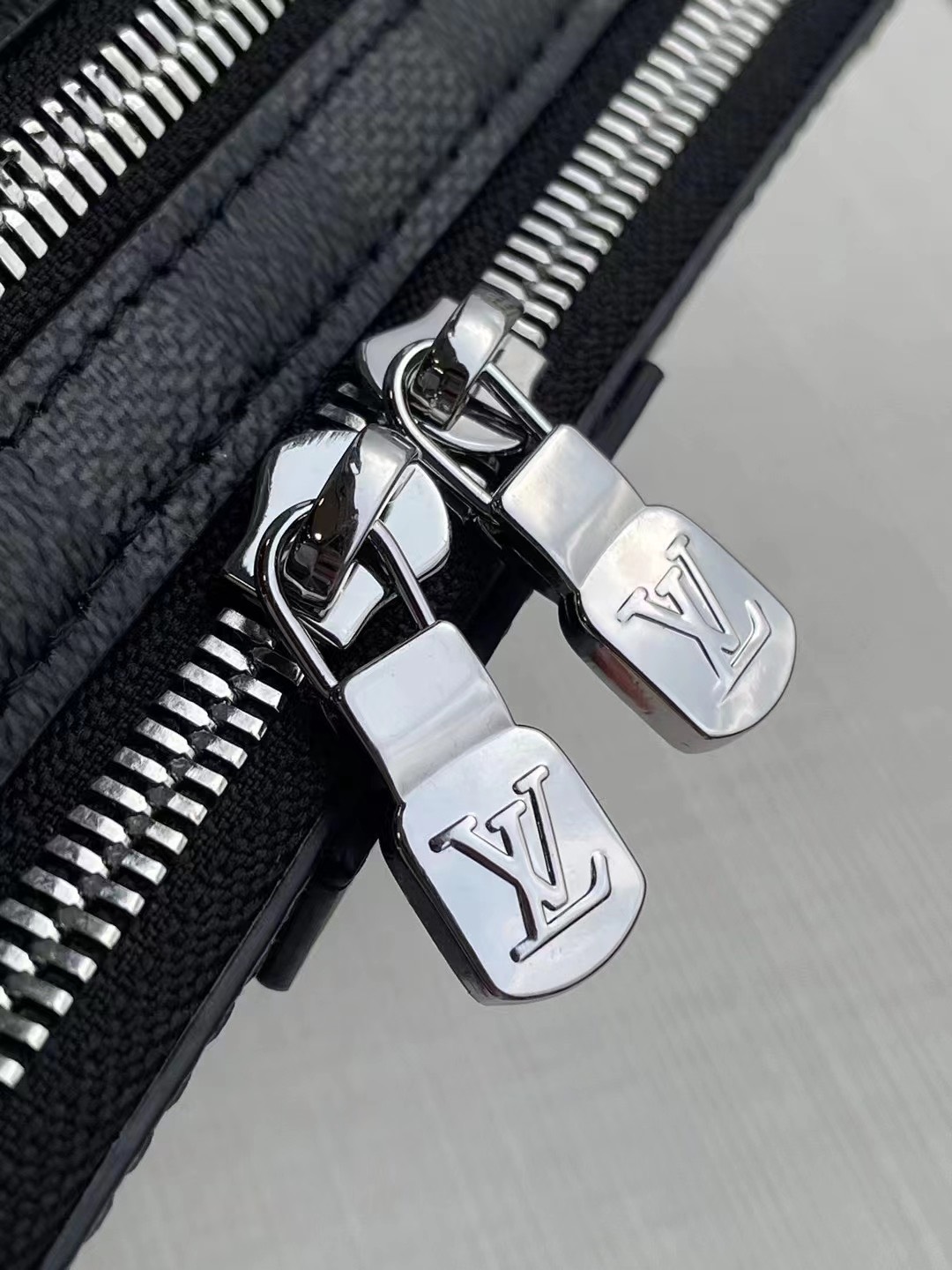 Túi xách nam Louis Vuitton siêu cấp TXSC1881 z2850142146335 61e1093da143aeb5da7c77a0ffccabb5 510x680 - Túi xách nam Louis Vuitton siêu cấp TXSC1881