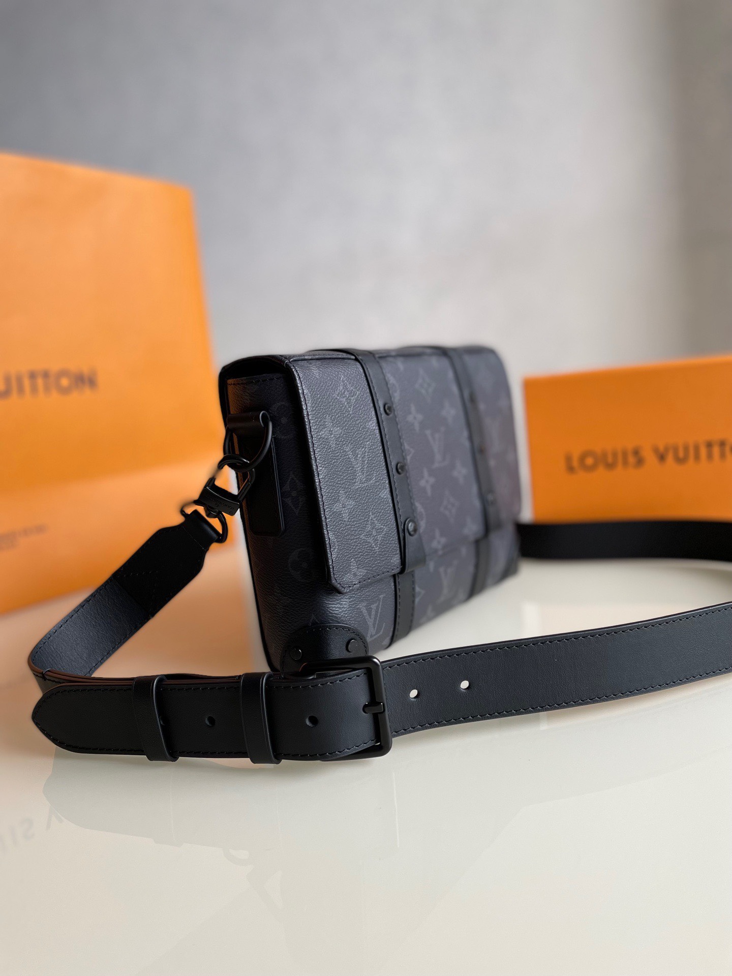 Túi xách nam Louis Vuitton siêu cấp TXSC1883 z2862222368620 8203b6a623d25808927d35161f060e43 510x680 - Túi xách nam Louis Vuitton siêu cấp TXSC1883