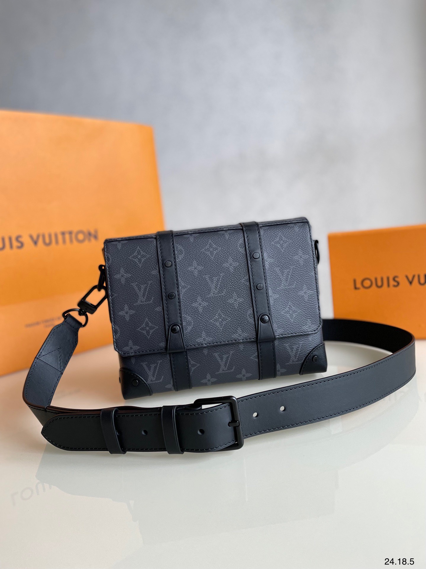 Túi xách nam Louis Vuitton siêu cấp TXSC1883 z2862222762996 a8552c3648d8ead9f0c1b763d61fd7ad 510x680 - Túi xách nam Louis Vuitton siêu cấp TXSC1883