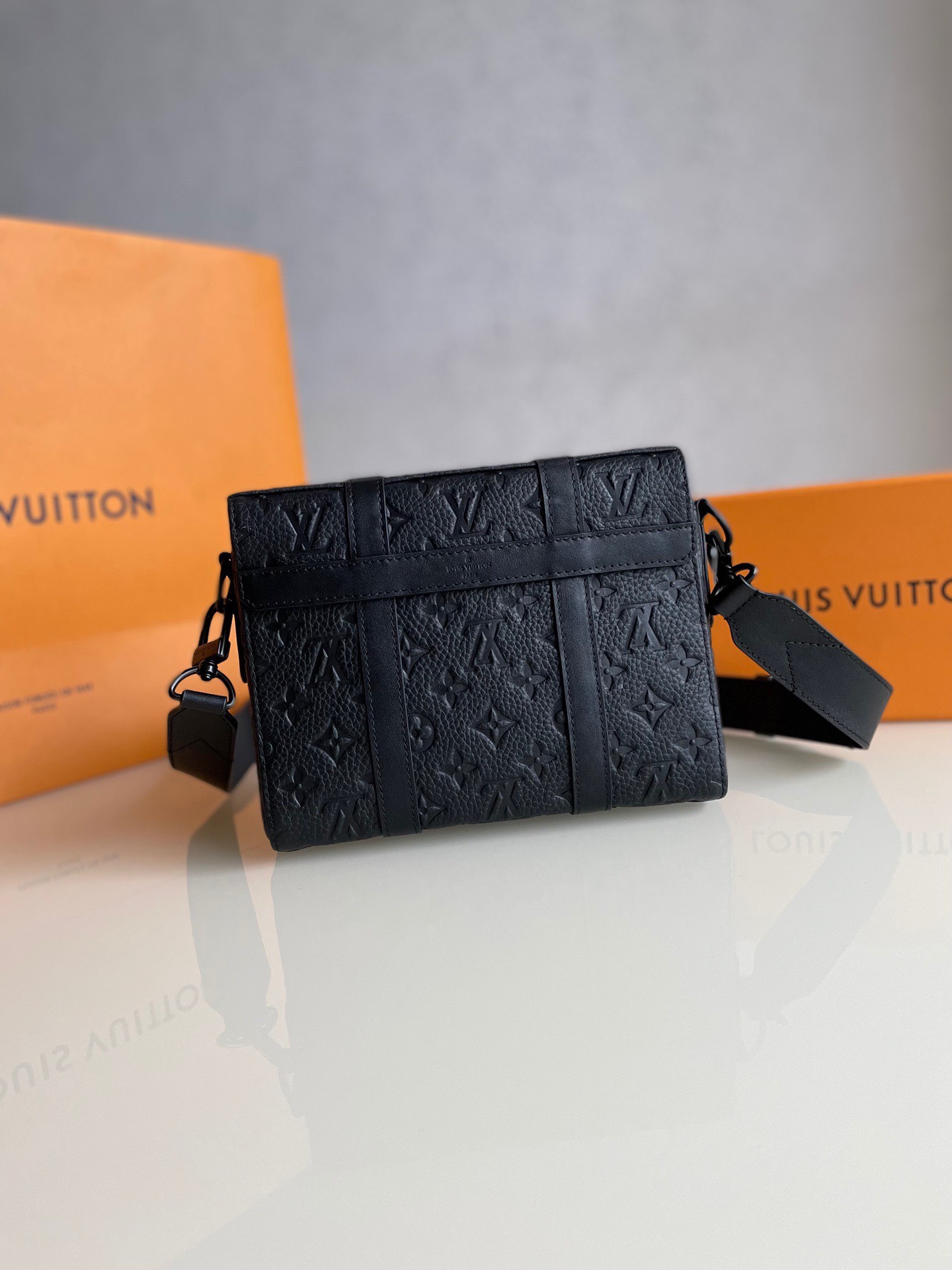 Túi xách nam Louis Vuitton siêu cấp TXSC1884 z2862235197568 7eece5fdf2e0818eaaa174bafcbf9004 510x680 - Túi xách nam Louis Vuitton siêu cấp TXSC1884