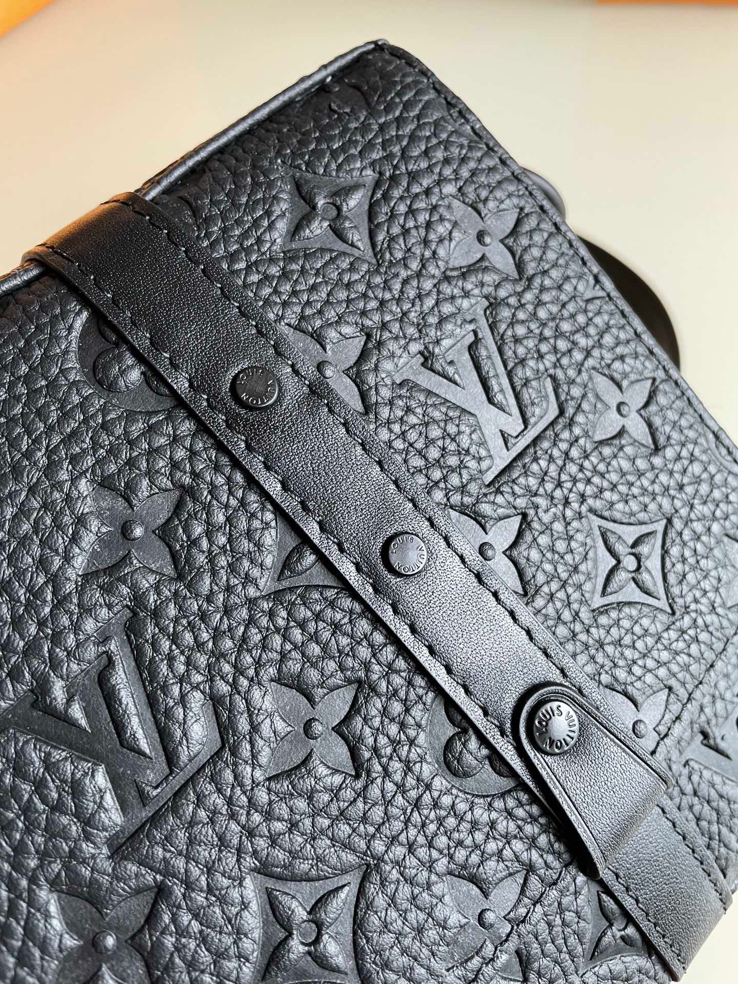 Túi xách nam Louis Vuitton siêu cấp TXSC1884 z2862236989480 851e410a52363e908c5c8fbcc3476353 510x680 - Túi xách nam Louis Vuitton siêu cấp TXSC1884