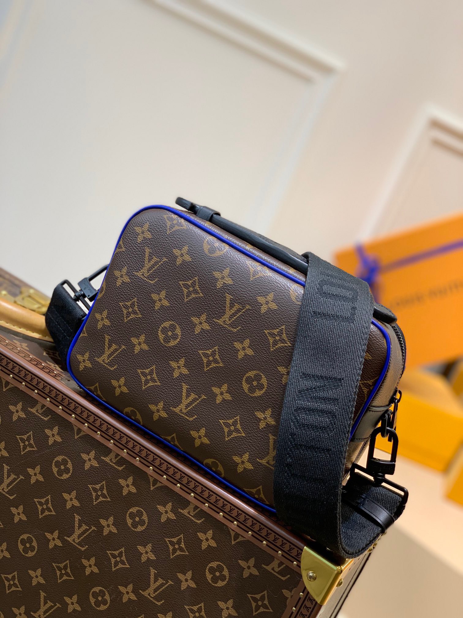 Túi xách nam Louis Vuitton siêu cấp TXSC1738B z2950385340628 b9732377b51b8330c809f478b9616a24 510x680 - Túi xách nam Louis Vuitton siêu cấp TXSC1738B