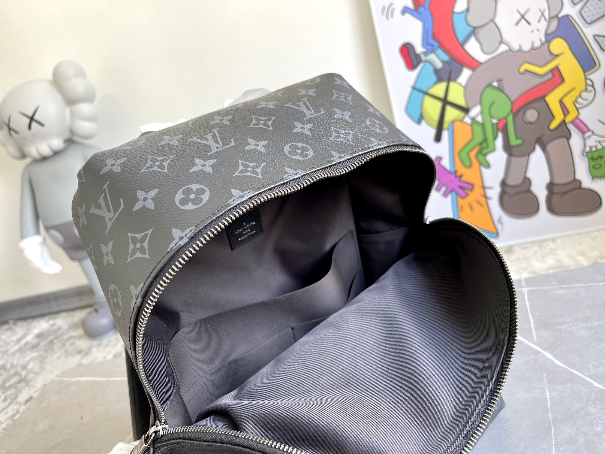 Túi xách nam Louis Vuitton Siêu Cấp TXNLV1972 z2962599020595 5278ca68b81bd3a79f8ba24e971e1a21 510x383 - Túi xách nam Louis Vuitton Siêu Cấp TXNLV1972