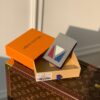 z2963141443018 38a8c4807704c4c5e78c4008c2da94b9 100x100 - Ví nam Louis Vuitton siêu cấp VNSC1976