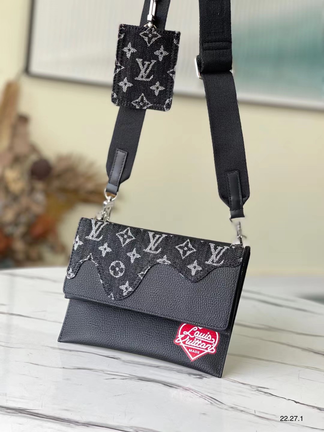 Túi xách nam Louis Vuitton Siêu Cấp TXNLV2067 z3023805417327 c12b9604e7e157a66666510734261eee 510x680 - Túi xách nam Louis Vuitton Siêu Cấp TXNLV2067