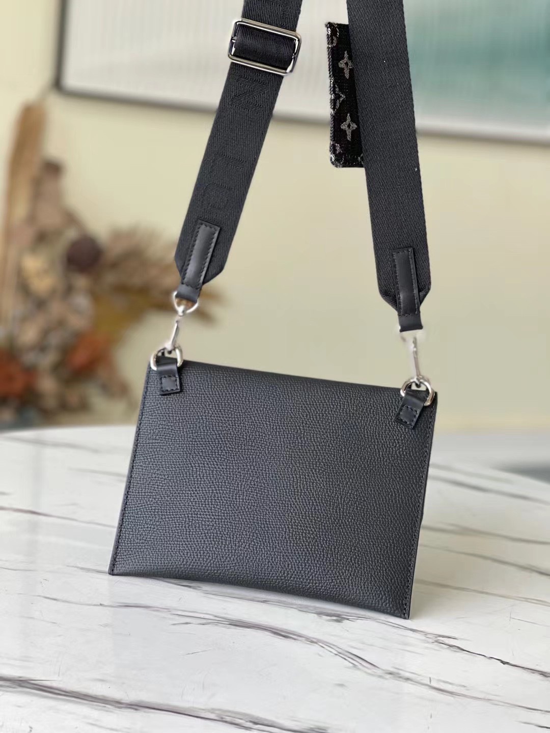 Túi xách nam Louis Vuitton Siêu Cấp TXNLV2067 z3023805421585 223cc205a0fcd1cb5e6e75abb31293e1 510x680 - Túi xách nam Louis Vuitton Siêu Cấp TXNLV2067