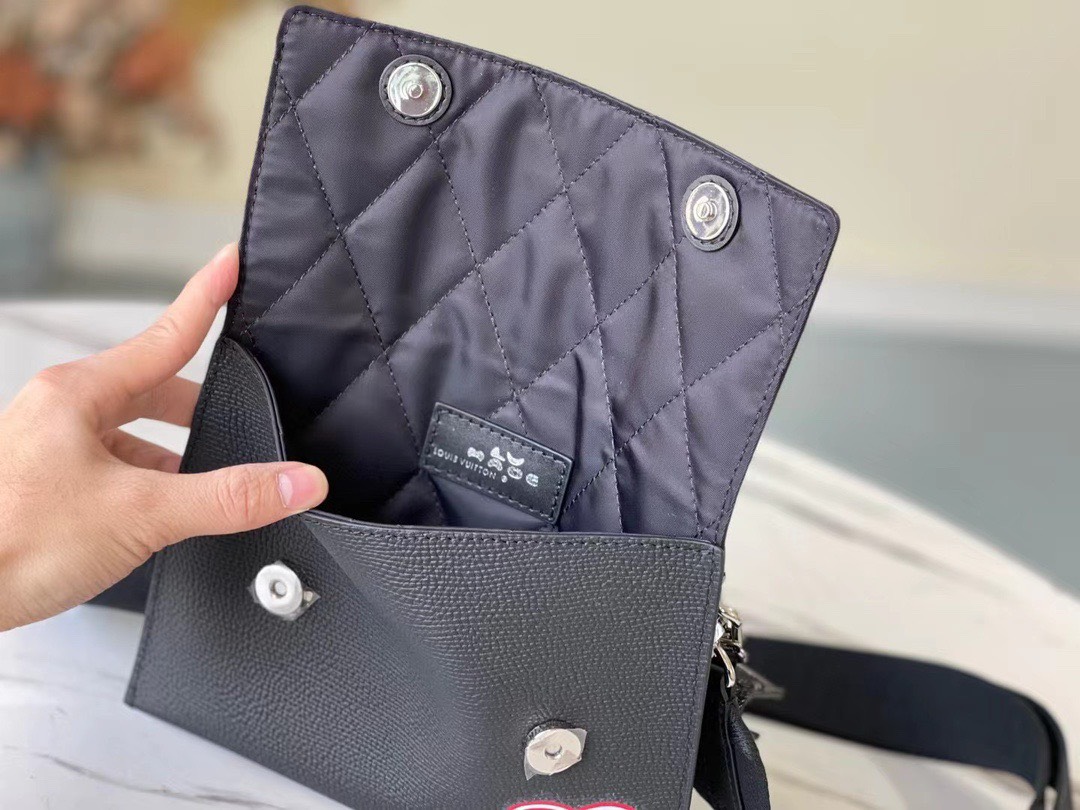 Túi xách nam Louis Vuitton Siêu Cấp TXNLV2067 z3023805450068 3b9be61644b46a3f9572fee1950d8a2b 510x383 - Túi xách nam Louis Vuitton Siêu Cấp TXNLV2067