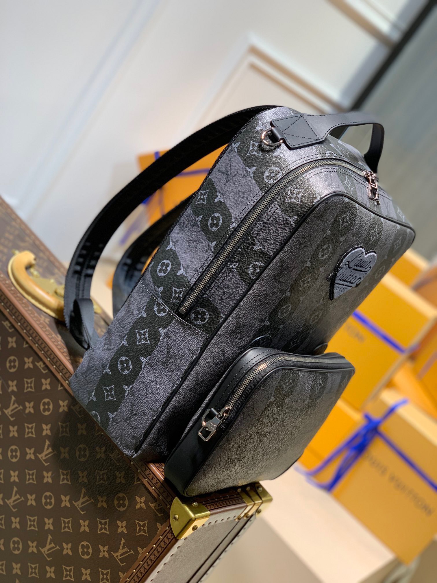 Túi xách nam Louis Vuitton Siêu Cấp TXNLV2098 z3067318994461 676ebe0d0cd2d79e491c181a833bc046 510x680 - Túi xách nam Louis Vuitton Siêu Cấp TXNLV2098